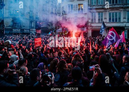 Jan Schmidt-Whitley/Le Pictorium - 17/4/2023 - Frankreich / Paris / Paris - plusieurs milliers de personnes se sont reunies devant la mairie du 10e Arrondissement de Paris pour protester contre la Politique de Emmanuel Macron et contre la reforme des retraites. Plusieurs centaines de personnes ont ensuite parcouru Paris Pendant plusieurs heures en formant de multiples corteges sauvages et jouant au Chat et a la souris avec les Forces de l'ordre depassees par les evenements et la mobilite des groupes formiert majoritairement de jeunes etudiants. / 17/4/2023 - Frankreich / Paris / Paris - Seve Stockfoto