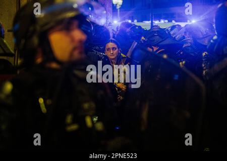 Jan Schmidt-Whitley/Le Pictorium - 17/4/2023 - Frankreich / Paris / Paris - La Police procede au controle de l'identite d'une dizaines de jeunes Place de l'Opera suspectes de participation a une manifestation. ILS seront tous bringt unfois le control termine wieder auf. Plusieurs milliers de personnes se sont reunies devant la mairie du 10e Arrondissement de Paris pour protester contre la Politique de Emmanuel Macron et contre la reforme des retraites. Plusieurs centaines de personnes ont ensuite parcouru Paris Pendant plusieurs heures en formant de multiples corteges sauvages et jouant au Chat et a la Stockfoto