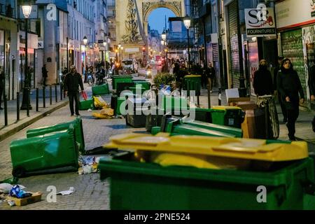 Jan Schmidt-Whitley/Le Pictorium - 17/4/2023 - Frankreich / Paris / Paris - des poubelles sont utilisees comme barricades dans la rue Saint Denis. Plusieurs milliers de personnes se sont reunies devant la mairie du 10e Arrondissement de Paris pour protester contre la Politique de Emmanuel Macron et contre la reforme des retraites. Plusieurs centaines de personnes ont ensuite parcouru Paris Pendant plusieurs heures en formant de multiples corteges sauvages et jouant au Chat et a la souris avec les Forces de l'ordre depassees par les evenements et la mobilite des groupes comcomcomoritairement Stockfoto