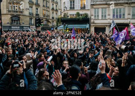 Jan Schmidt-Whitley/Le Pictorium - 17/4/2023 - Frankreich / Paris / Paris - plusieurs milliers de personnes se sont reunies devant la mairie du 10e Arrondissement de Paris pour protester contre la Politique de Emmanuel Macron et contre la reforme des retraites. Plusieurs centaines de personnes ont ensuite parcouru Paris Pendant plusieurs heures en formant de multiples corteges sauvages et jouant au Chat et a la souris avec les Forces de l'ordre depassees par les evenements et la mobilite des groupes formiert majoritairement de jeunes etudiants. / 17/4/2023 - Frankreich / Paris / Paris - Seve Stockfoto