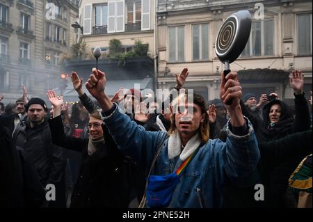 Julien Mattia / Le Pictorium - 17/4/2023 - Frankreich / Paris / Paris - Rassembblement avec un concert de casseroles a la mairie du 10eme Arrondissement de Paris contre la reforme des Retraites pendant le discours television d'Emmanuel Macron, le 17 avril 2023 / 17/4/2023 - Frankreich / Paris / Paris - Rallye mit einem Pfannen-Konzert im Rathaus des 10. Bezirks von Paris gegen die Rentenreform während Emmanuel Macrons Fernsehrede vom 17. April 2023 Stockfoto