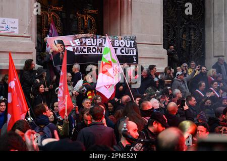 Julien Mattia / Le Pictorium - 18/4/2023 - Frankreich / Paris / Paris - Les Opposants a la reforme des retraites deploient une banderole a l'effigie du President Macron pour protester avec des casseroles pour rendre inaudible le discours du President Macron, a Paris le 17 Avril 2023. / 18/4/2023 - Frankreich / Paris / Paris - Gegner der Rentenreform setzen am 17. April 2023 in Paris ein Banner mit dem Abbild von Präsident Macron ein, um mit Töpfen und Pfannen zu protestieren, um die Rede von Präsident Macron unhörbar zu machen. Stockfoto