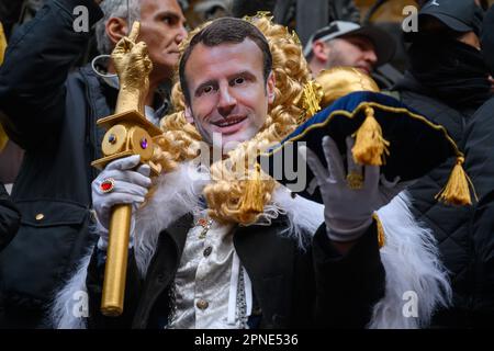 Julien Mattia / Le Pictorium - 18/4/2023 - Frankreich / Paris / Paris - UN manifestant deguise en Louis XIV se Moque du President Emmanuel Macron devant la marie du 10eme Arr. De Paris lors de la manifestation contre la reforme des retraites, le 17 Avril 2023. / 18/4/2023 - Frankreich / Paris / Paris - Ein als Louis XIV verkleideter Demonstrante verspottet Präsident Emmanuel Macron vor dem Rathaus des 10. Bezirks von Paris während einer Demonstration gegen die Rentenreform am 17. April 2023. Stockfoto