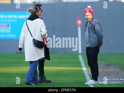 Schauspieler Charlie Day (rechts), Wrexham Besitzer Rob McElhenney (Mitte) und Ehefrau Kaitlin Olson (links) und vor dem Spiel der Vanarama National League auf dem Rennplatz Wrexham. Foto: Dienstag, 18. April 2023. Stockfoto