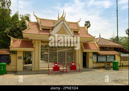 Vordereingang des Cheung Ek Genocidal Center, Phnom Penh, Kambodscha Stockfoto