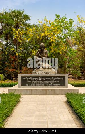 Gedenkstatue einer Mutter und ihres Kindes im Cheung Ek Genocidal Center, Phnom Penh, Kambodscha Stockfoto