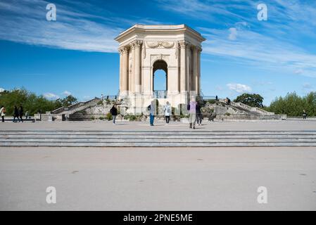 Montpellier, Frankreich - April 15 2023: Touristen machen einen Spaziergang um den „Château d’Eau du Peyrou“ (Wasserturm). Stockfoto