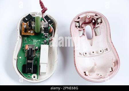 Zerlegte Computermaus auf weißem Hintergrund. Gerätereparatur. Mikrochip in alter Computerhardware. Defekte optische Maus. Speicherplatz kopieren. Stockfoto