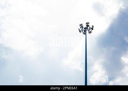 An einem hellen, sonnigen Tag, ein Flutlichtsturm mit dem Himmel im Hintergrund. Stockfoto