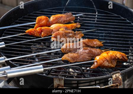 Leckere Hähnchenspieße auf einem Grill. Stockfoto