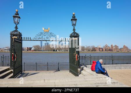 Ein dekoriertes Tor der Greenwich University an der Themse, London, Großbritannien. Stockfoto