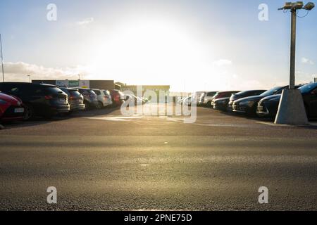 Unscharfes Bild einer Person, die über einen Parkplatz geht Stockfoto