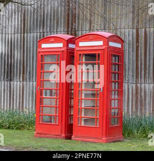 April 2023 - Rote klassische britische Telefonzellen auf dem Goodwood Member Meeting 80. Stockfoto