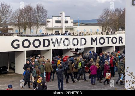 April 2023 - Leute genießen die Autos in der Koppel des Goodwood Member Meeting 80. Stockfoto