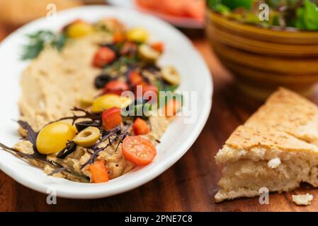 Hausgemachter Hummus mit Fladenbrot. Stockfoto