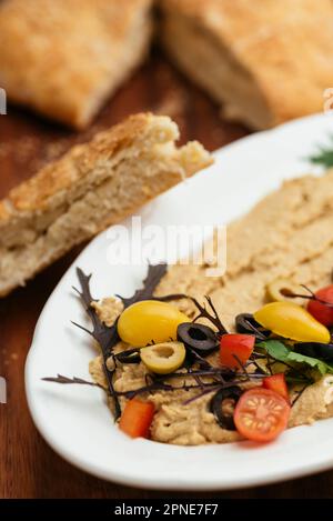 Hausgemachter Hummus mit Fladenbrot. Stockfoto