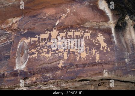 Das Great Hunt Panel im Nine Mile Canyon, Carbon County, in der Nähe von Price, Utah, USA, ist eine uralte Felsformation der Ureinwohner. Stockfoto