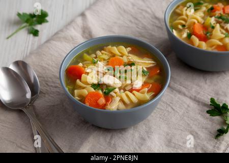Hausgemachte Hühnchen-Nudelsuppe in einer Schüssel, Seitenansicht. Stockfoto