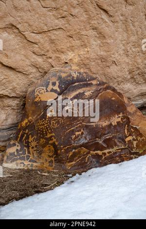 Petroglyph in der Nähe des Big Buffalo Panel, einer uralten Felszeichnungen der Ureinwohner, im Nine Mile Canyon, Carbon County, in der Nähe von Price, Utah, USA. Stockfoto