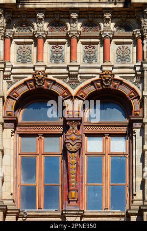 Ein Detail mit Fenstern über die Hauptfassade des „Palacio de Aguas Corrientes“ im französischen Renaissance-Architekturstil, Balvanera, Buenos Aires, Argen Stockfoto