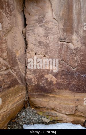 Petroglyph in der Nähe des Big Buffalo Panel, einer uralten Felszeichnungen der Ureinwohner, im Nine Mile Canyon, Carbon County, in der Nähe von Price, Utah, USA. Stockfoto