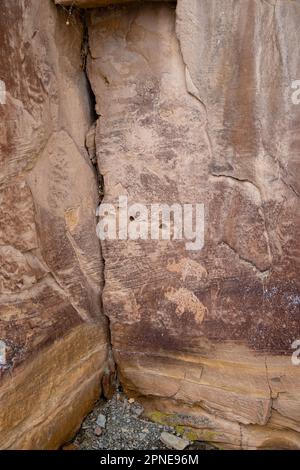 Petroglyph in der Nähe des Big Buffalo Panel, einer uralten Felszeichnungen der Ureinwohner, im Nine Mile Canyon, Carbon County, in der Nähe von Price, Utah, USA. Stockfoto