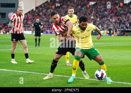 George Baldock von Sheffield United und Sam Bell von Bristol City (rechts) kämpfen während des Sky Bet Championship-Spiels in Bramall Lane, Sheffield um den Ball. Foto: Dienstag, 18. April 2023. Stockfoto