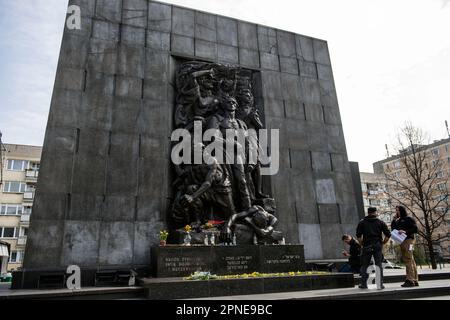 Das Denkmal der Ghetto-Helden erinnert an jüdische Aufständische aus dem Warschauer Ghetto, das vom 19. April 1943 bis zum 16. Mai 1943 dauerte. In diesem Jahr, am 19. April, wird die Welt den 80. Jahrestag des Warschauer Ghetto-Aufstands begehen – des ersten großangelegten großstädtischen Aufstands im von den Nazis besetzten Europa. Der Aufstand wurde zu einem ewigen Symbol des Widerstands polnischer Juden gegen den Holocaust. Zwischen 1942 und 1943 transportierten Deutsche über 300.000 Juden aus dem Warschauer Ghetto in das Todeslager in Treblinka und andere Lager.Einen Tag vor den offiziellen Zeremonien sind die wichtigsten Orte in Warschau Stockfoto