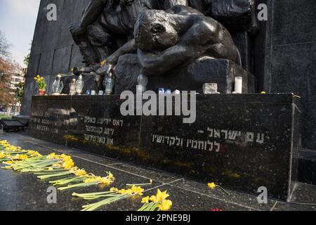 Das Denkmal der Ghetto-Helden erinnert an jüdische Aufständische aus dem Warschauer Ghetto, das vom 19. April 1943 bis zum 16. Mai 1943 dauerte. In diesem Jahr, am 19. April, wird die Welt den 80. Jahrestag des Warschauer Ghetto-Aufstands begehen – des ersten großangelegten großstädtischen Aufstands im von den Nazis besetzten Europa. Der Aufstand wurde zu einem ewigen Symbol des Widerstands polnischer Juden gegen den Holocaust. Zwischen 1942 und 1943 transportierten Deutsche über 300.000 Juden aus dem Warschauer Ghetto in das Todeslager in Treblinka und andere Lager.Einen Tag vor den offiziellen Zeremonien sind die wichtigsten Orte in Warschau Stockfoto