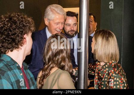 Der ehemalige US-Präsident Bill Clinton und der Vorsitzende der SDLP, Colum Eastwood MP (Mitte rechts), werden im Guildhall Taphouse begrüßt, nachdem Herr Clinton eine Rede zu einer posthume Hommage an zwei der wichtigsten Architekten des Karfreitagsabkommens gehalten hat. Der verstorbene John Hume und ehemalige erste Minister von Nordirland David Trimble, in der Guildhall in Londonderry. Die Würdigung erfolgt am zweiten Tag einer dreitägigen internationalen Konferenz anlässlich des 25. Jahrestags des Abkommens zwischen Belfast und Karfreitag. Foto: Dienstag, 18. April 2023. Stockfoto