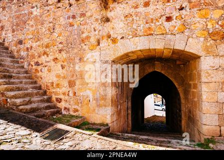 Das Valencia-Tor, Puerta de Valencia, intramural gesehen. Es ist Teil des Wandgehäuses. Alburquerque, Badajoz, Extremadura, Spanien, Europa Stockfoto