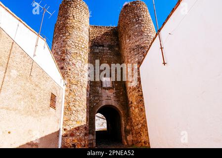 Das Valencia-Tor, Puerta de Valencia, außerhalb der Mauern zu sehen. Es ist Teil des Wandgehäuses. Sie wird von zwei zylindrischen Türmen flankiert. Alburqu Stockfoto