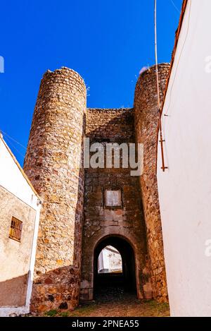 Das Valencia-Tor, Puerta de Valencia, außerhalb der Mauern zu sehen. Es ist Teil des Wandgehäuses. Sie wird von zwei zylindrischen Türmen flankiert. Alburqu Stockfoto