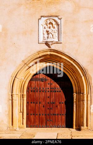 Die Kirche Santa María del Mercado ist ein katholischer Tempel aus dem 15. Jahrhundert. An der Fassade befindet sich eine Tür in Form eines ogivalen Bogens und ein kleiner Alabast Stockfoto