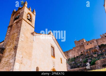 Die Kirche Santa María del Mercado ist ein katholischer Tempel aus dem 15. Jahrhundert. Im Hintergrund das Schloss von Luna. Alburquerque, Badajoz, Extremadura, Spanien, Stockfoto