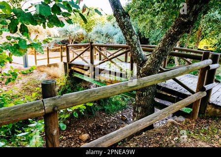 Spanische Seite. Die kleinste internationale Brücke der Welt, über den Fluss Abrilongo, an der Grenze zwischen Spanien und Portugal. El Marco, La Codosera, Badajo Stockfoto