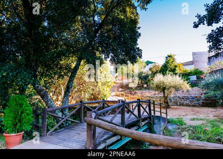 Spanische Seite. Die kleinste internationale Brücke der Welt, über den Fluss Abrilongo, an der Grenze zwischen Spanien und Portugal. El Marco, La Codosera, Badajo Stockfoto