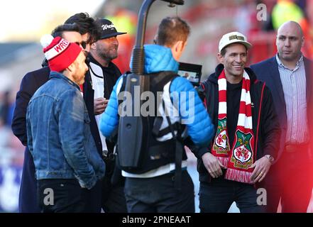 Wrexham Besitzer Rob McElhenney (versteckt) und Schauspieler Charlie Day (links) und Glenn Howerton (rechts) vor dem Spiel der Vanarama National League auf dem Rennplatz Wrexham. Foto: Dienstag, 18. April 2023. Stockfoto