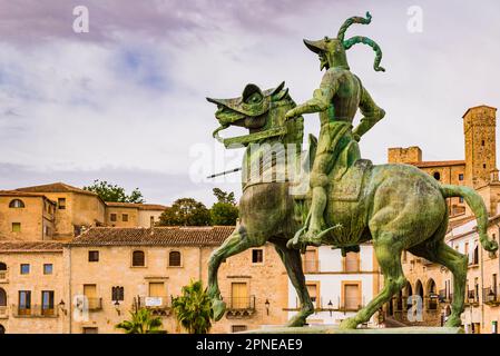 Reiterstatue von Francisco Pizarro, Eroberer von Peru, auf dem Hauptplatz. Trujillo, Cáceres, Extremadura, Spanien, Europa Stockfoto