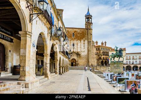 Häuser mit Säulenverkleidungen auf der Plaza Mayor, Hauptplatz, im Hintergrund die Kirche San Martin. Trujillo, Cáceres, Extremadura, Spanien, Europa Stockfoto