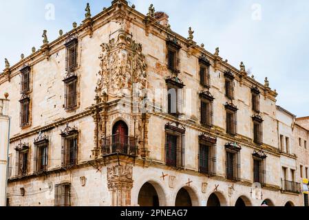 Palast des Marquis der Eroberung, der herrliche Eckbalkon mit Wappen hebt sich von der Anlage ab. Trujillo, Cáceres, Extremadura, Stockfoto