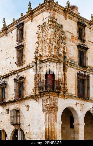 Palast des Marquis der Eroberung, der herrliche Eckbalkon mit Wappen hebt sich von der Anlage ab. Trujillo, Cáceres, Extremadura, Stockfoto