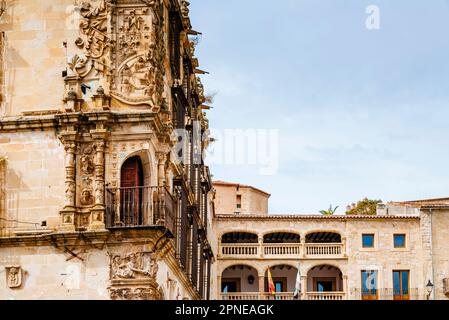 Palast des Marquis der Eroberung, der herrliche Eckbalkon mit Wappen hebt sich von der Anlage ab. Trujillo, Cáceres, Extremadura, Stockfoto