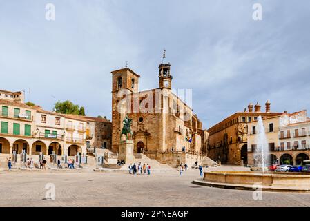 Panoramablick auf die Plaza Mayor, mit den Arkadenhäusern der Kirche San Martin (C) und dem Palast von Carvajal Vargas oder der Herzöge von San Carlos (R). Trujillo Stockfoto