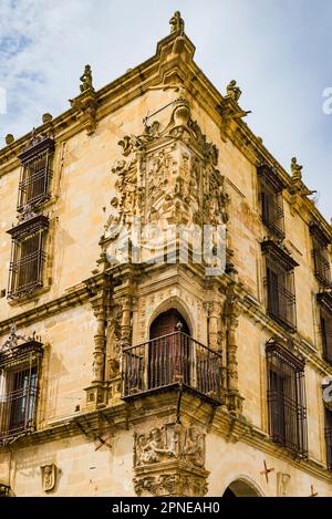 Palast des Marquis der Eroberung, der herrliche Eckbalkon mit Wappen hebt sich von der Anlage ab. Trujillo, Cáceres, Extremadura, Stockfoto