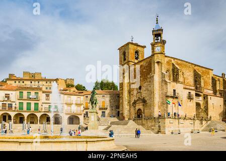 Panoramablick auf die Plaza Mayor mit Kirche San Martin (R) und Arkadenhäusern (L). Trujillo, Cáceres, Extremadura, Spanien, Europa Stockfoto