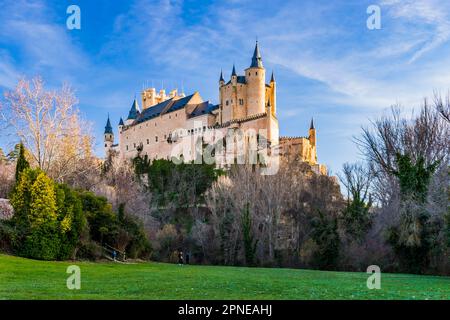 Alcázar von Segovia, Schloss Segovia, ist eine mittelalterliche Burg in der Stadt Segovia. Auf einem felsigen Kamm aufsteigen. Das Alcázar wurde ursprünglich erbaut Stockfoto