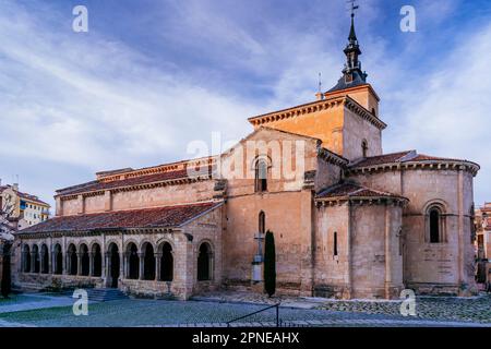 Die Kirche San Millán. Der pränormanische Turm bildet die ältesten Überreste des Tempels, da er dem 11. Jahrhundert entspricht und aus Mudejar ist Stockfoto