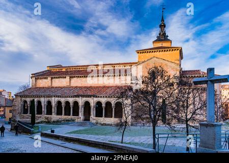 Die Kirche San Millán. Der pränormanische Turm bildet die ältesten Überreste des Tempels, da er dem 11. Jahrhundert entspricht und aus Mudejar ist Stockfoto