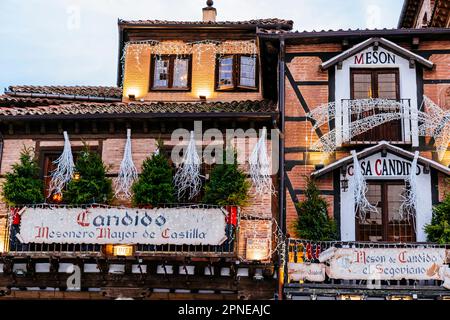 Das beliebte Mesón de Cándido mit der Fassade, dekoriert für Weihnachten. Das Restaurant ist auf segovianische Gerichte spezialisiert. Segovia, Castilla y León, Spanien, Europa Stockfoto